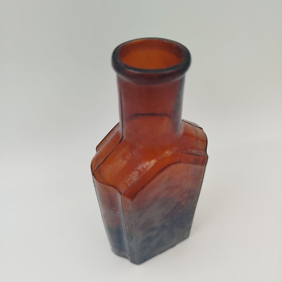 Флакон коричневого цвета с уплощенным туловом