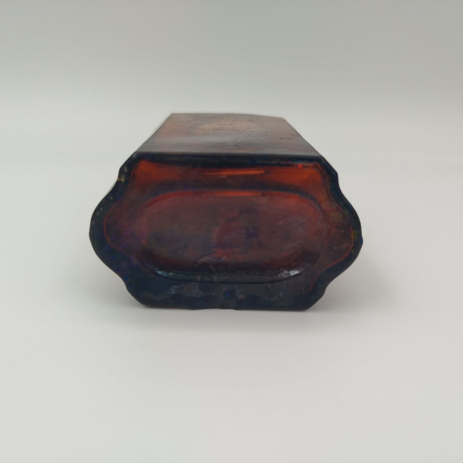 Флакон коричневого цвета с уплощенным туловом