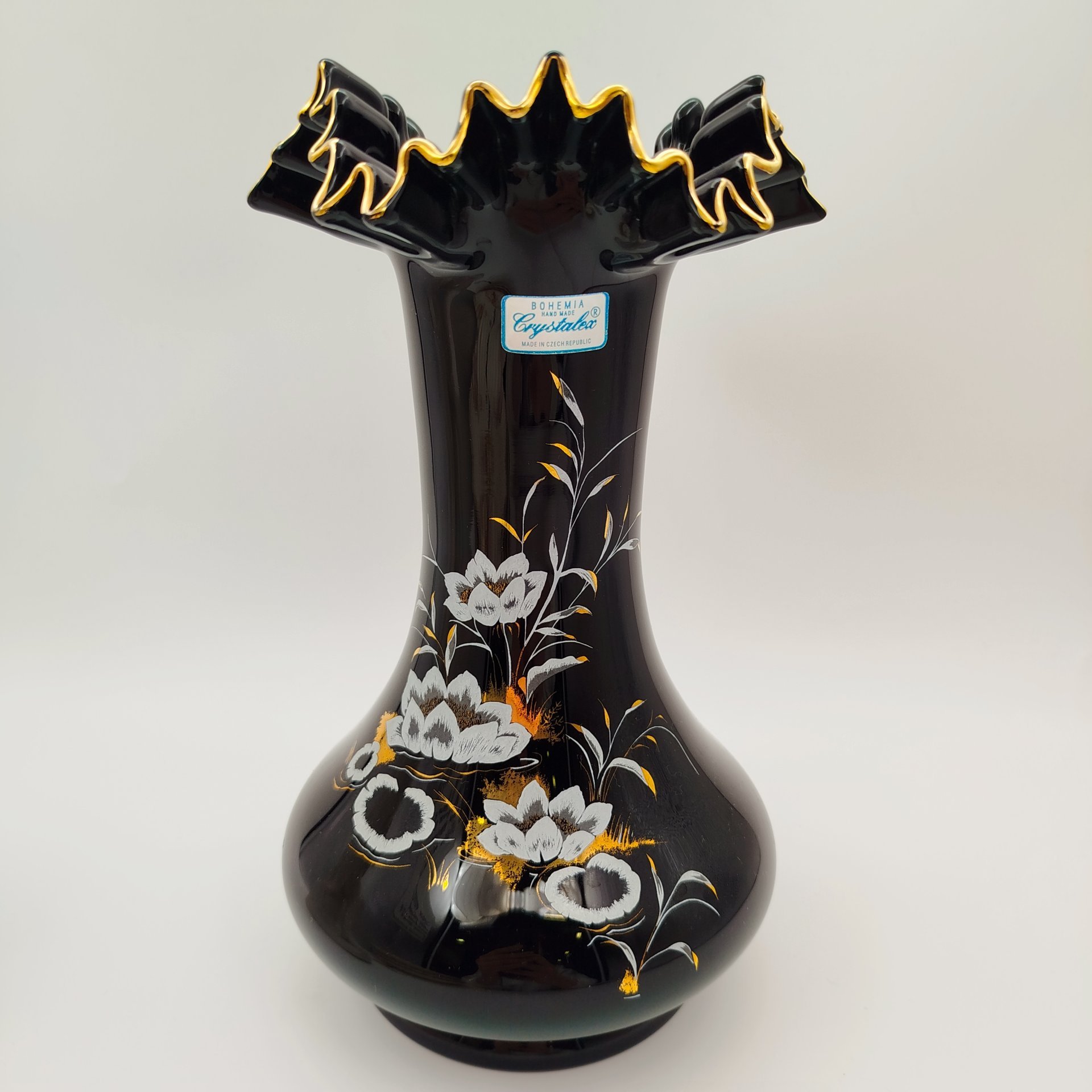 Ваза черного цвета с фестончатым краем и цветочным декором, стекло, деколь, золочение, Crystalex, г. Нови-Бор (Новый Бор), Чехия, 1990-2010 гг.