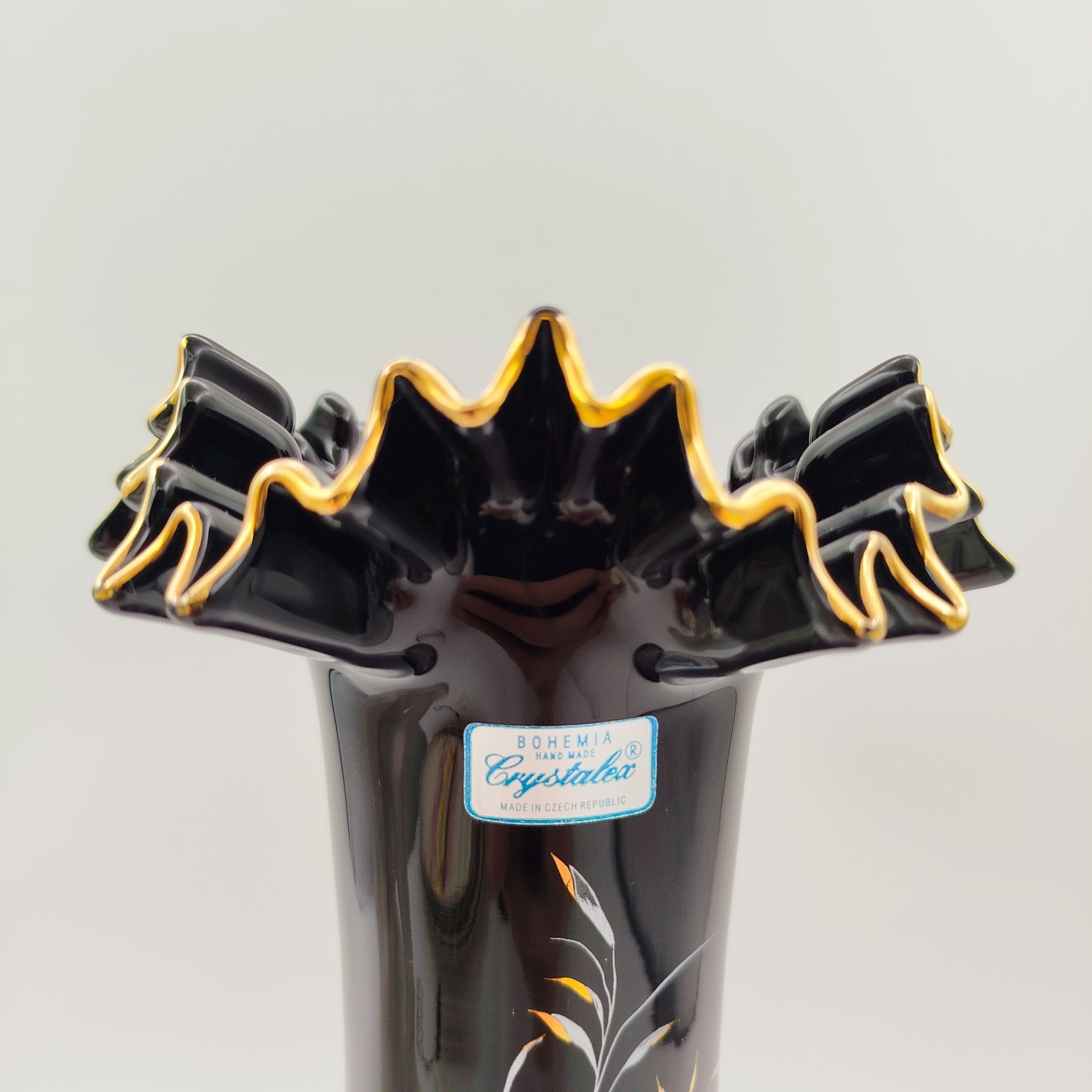 Ваза черного цвета с фестончатым краем и цветочным декором, стекло, деколь, золочение, Crystalex, г. Нови-Бор (Новый Бор), Чехия, 1990-2010 гг.
