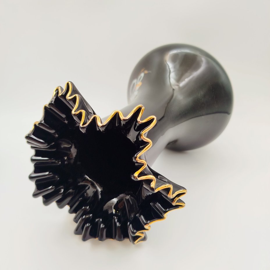 Ваза черного цвета с фестончатым краем и цветочным декором, стекло, деколь, золочение, Crystalex, г. Нови-Бор (Новый Бор), Чехия, 1990-2010 гг.