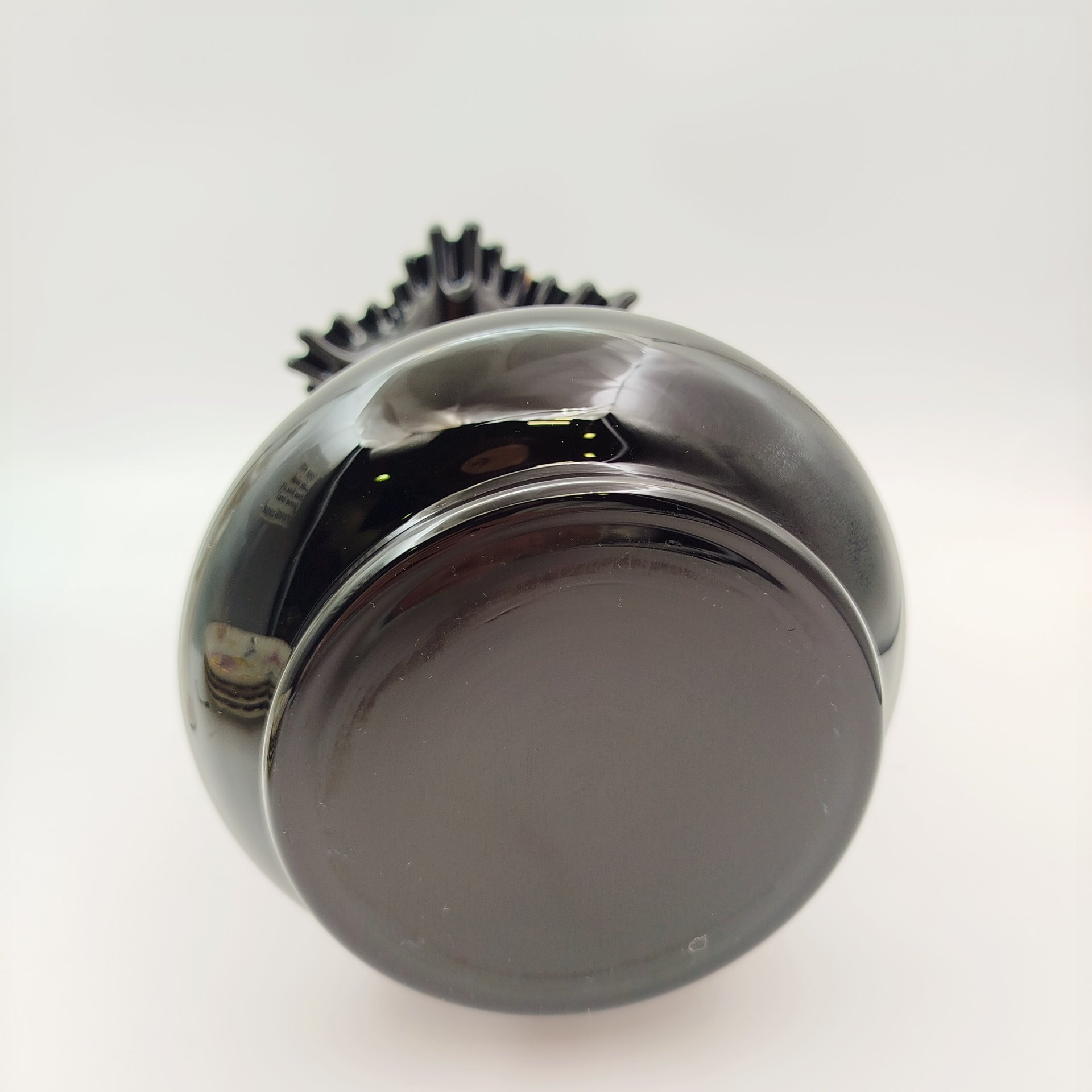 Ваза черного цвета с фестончатым краем и цветочным декором, стекло, деколь, золочение, Crystalex, г. Нови-Бор (Новый Бор), Чехия, 1990-2010 гг.