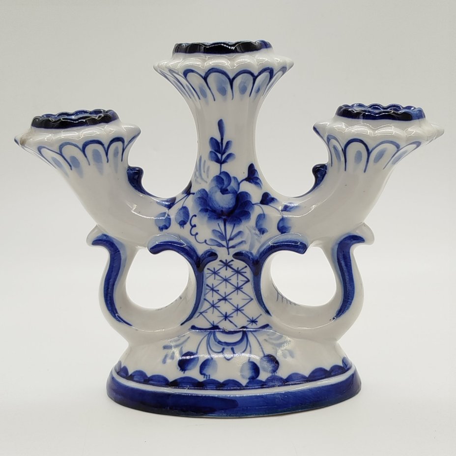 Подсвечник на три свечи, украшенный цветочным орнаментом