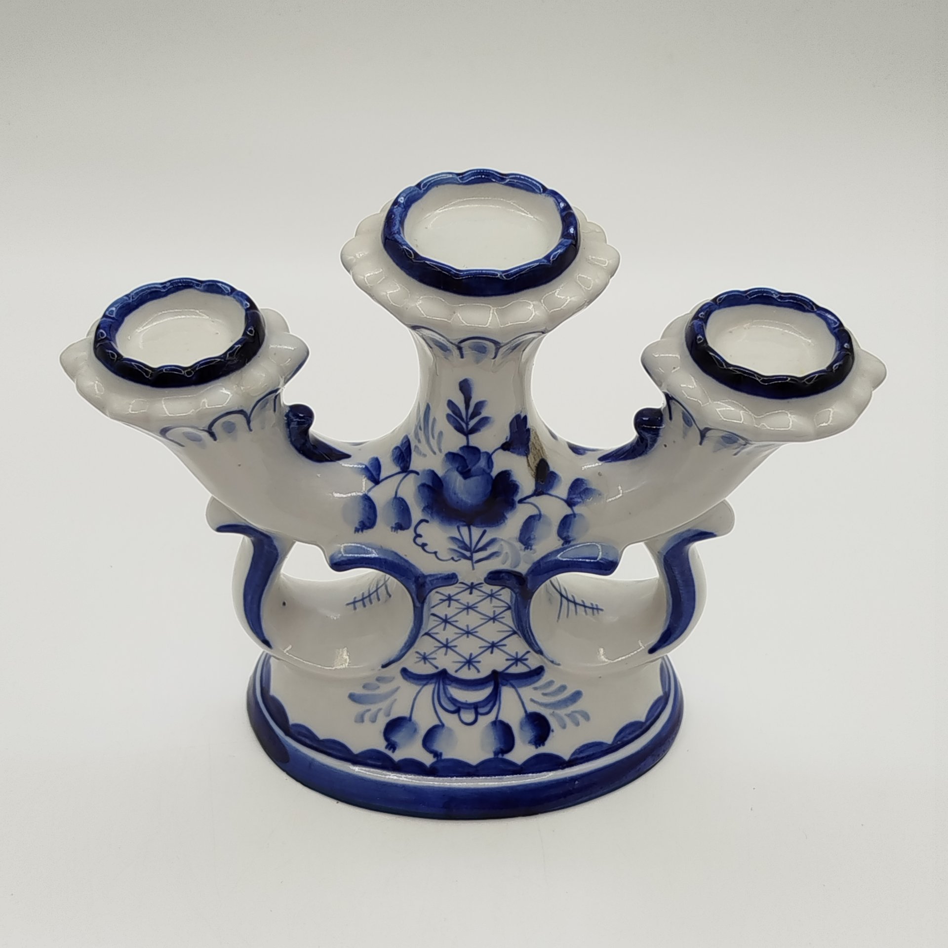 Подсвечник на три свечи, украшенный цветочным орнаментом