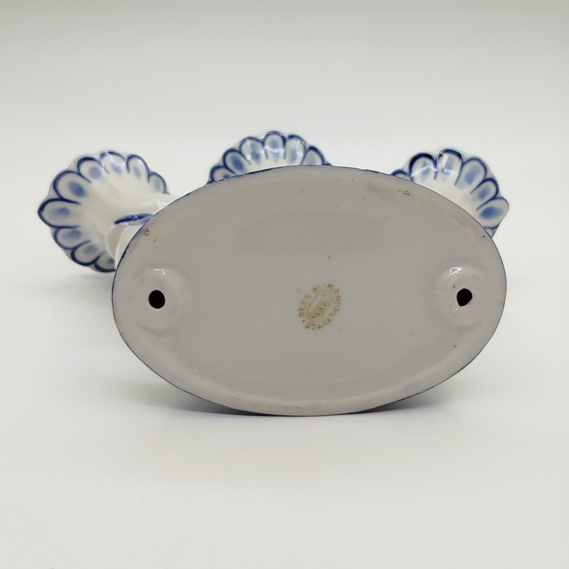 Подсвечник на три свечи, украшенный цветочным орнаментом