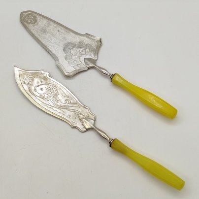 Комплект сервировочных приборов (лопатка для торта и нож-лопатка для рыбы) с рельефным декором, алюминий, пластик, СССР, 1970-1990 гг.
