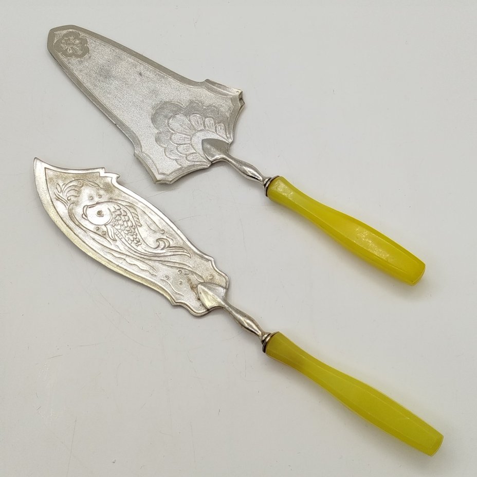 Комплект сервировочных приборов (лопатка для торта и нож-лопатка для рыбы) с рельефным декором, алюминий, пластик, СССР, 1970-1990 гг.