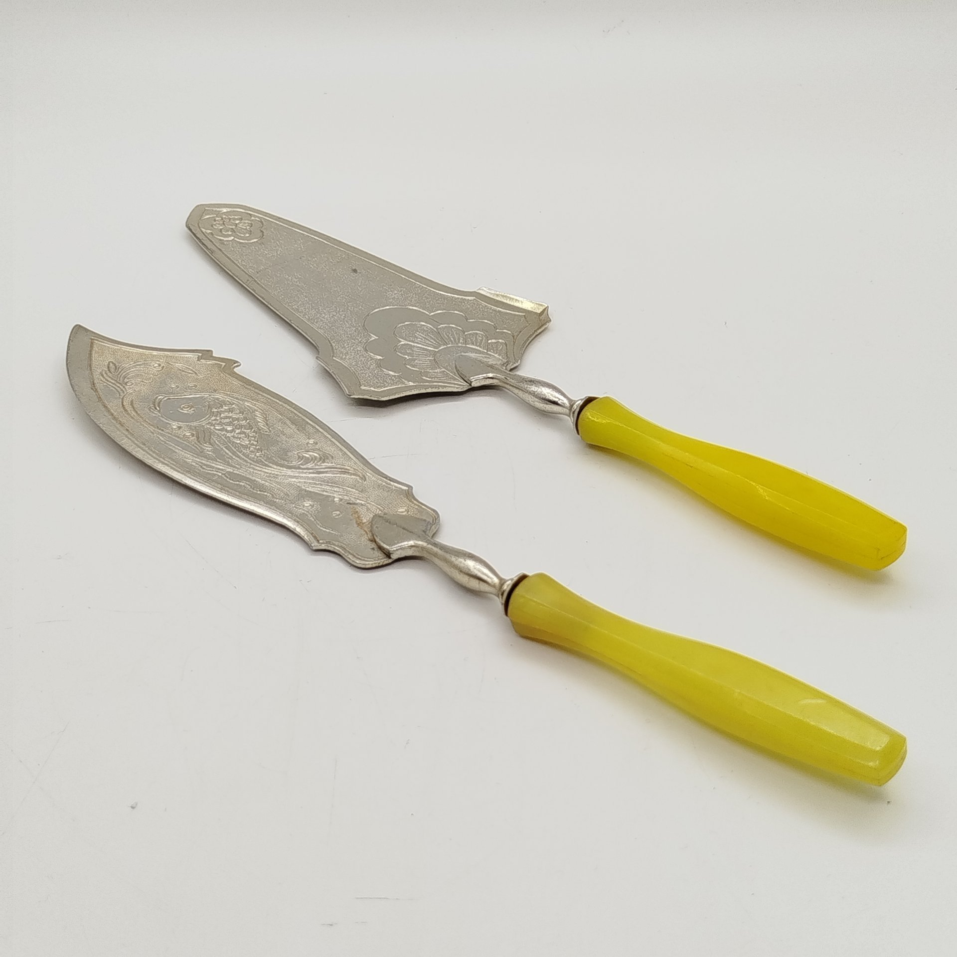 Комплект сервировочных приборов (лопатка для торта и нож-лопатка для рыбы) с рельефным декором, алюминий, пластик, СССР, 1970-1990 гг.