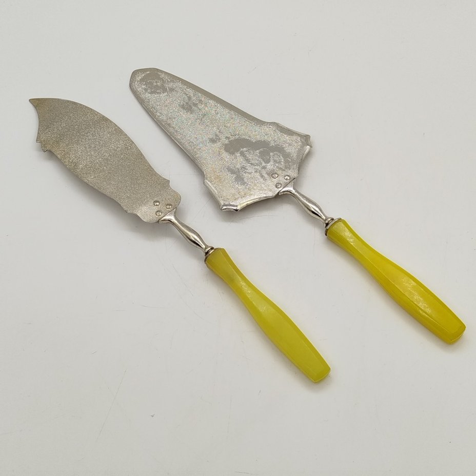 Комплект сервировочных приборов (лопатка для торта и нож-лопатка для рыбы) с рельефным декором