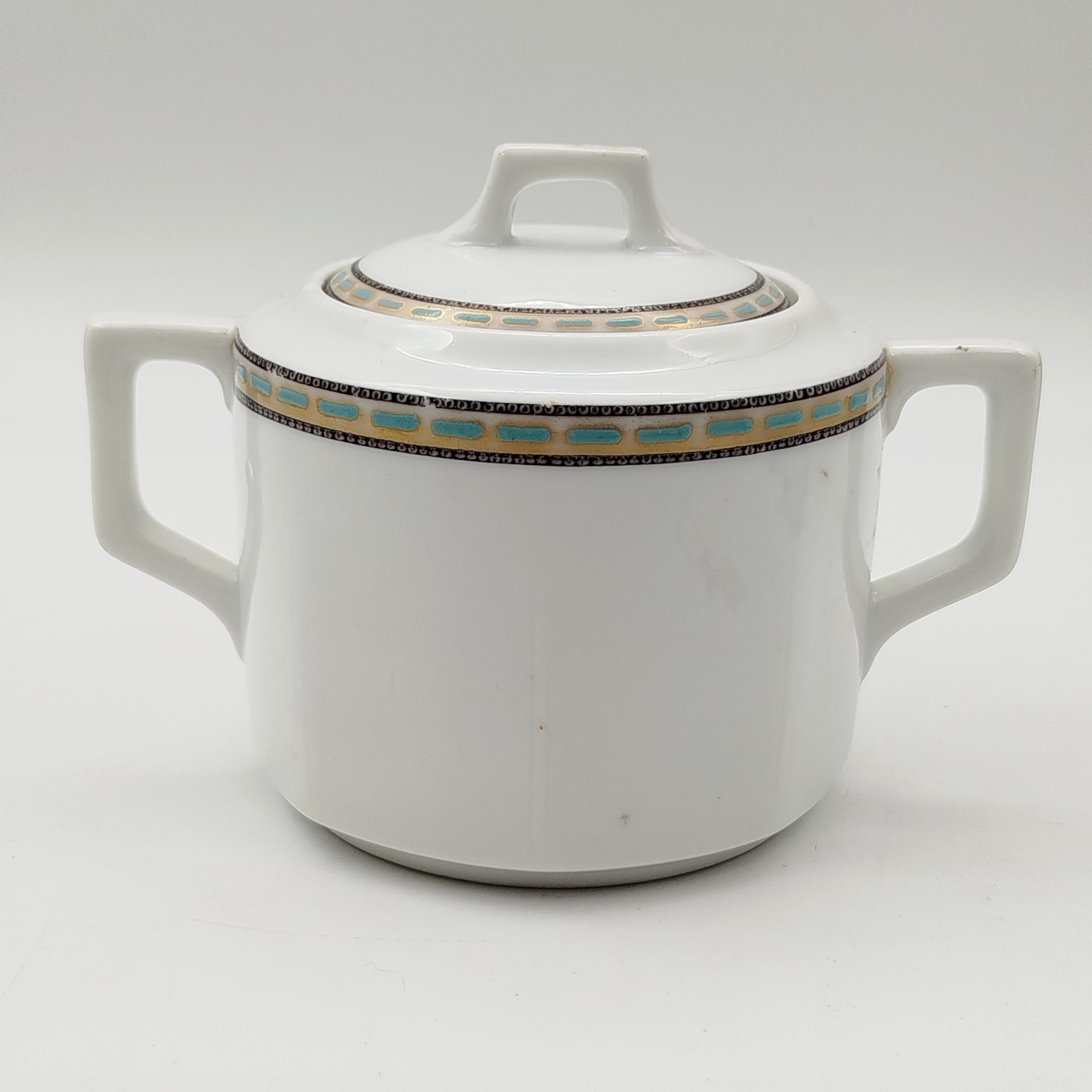 Сахарница с граненым туловом