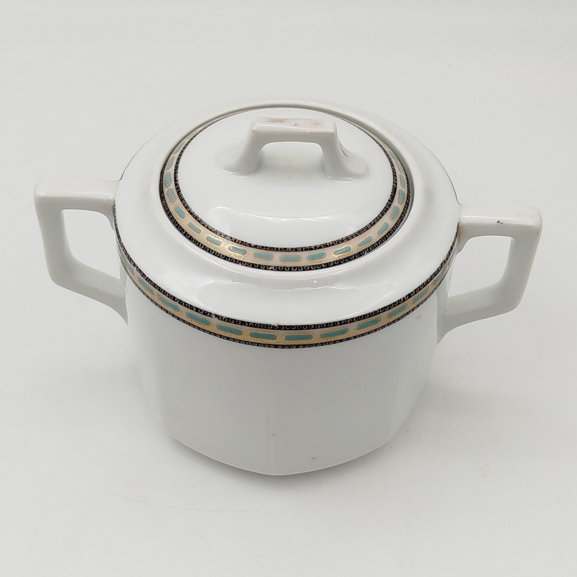 Сахарница с граненым туловом