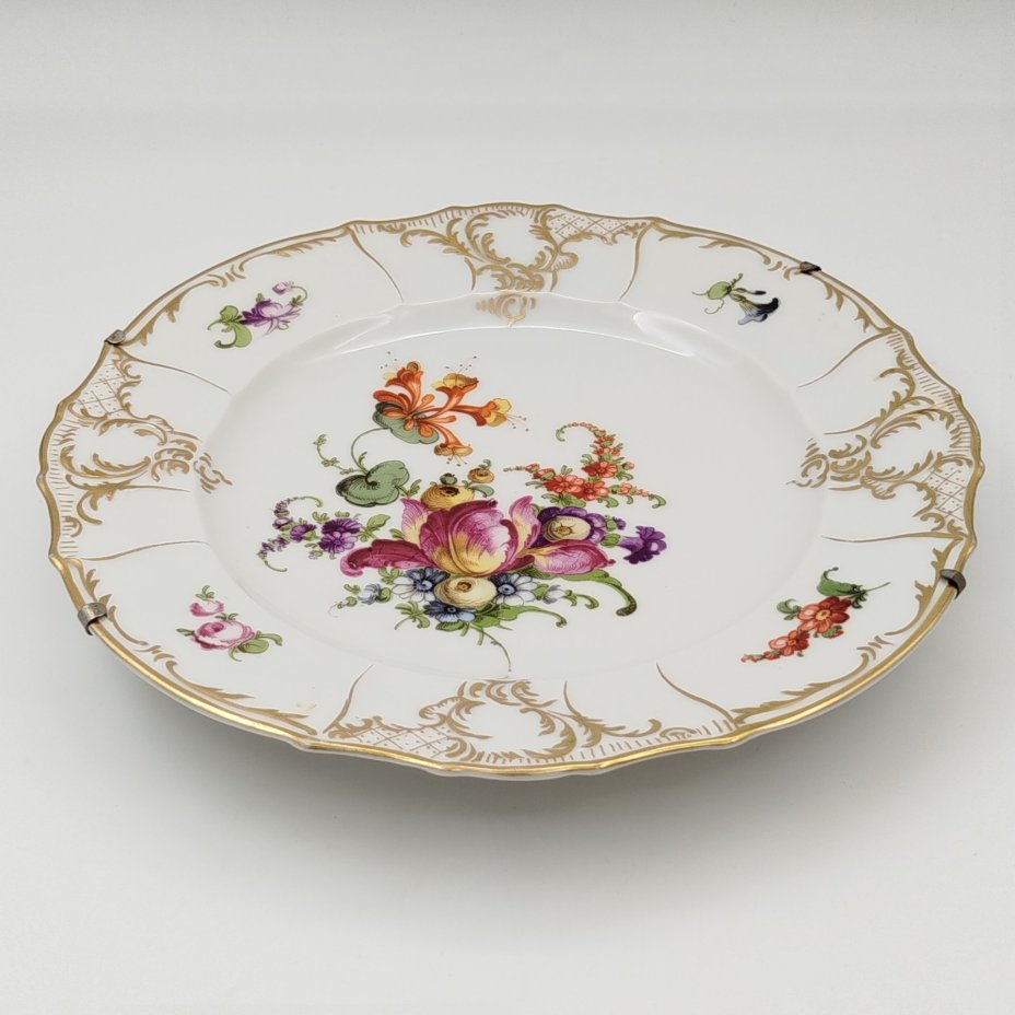 Тарелка настенная с цветочным декором