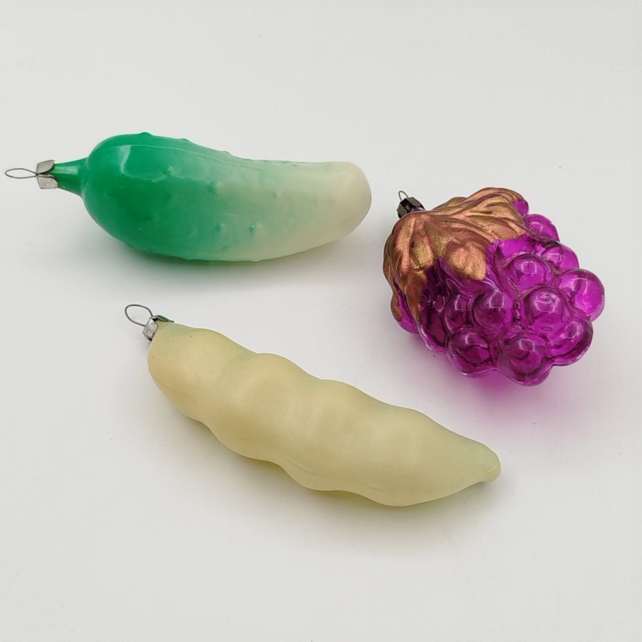 Набор из 3-х ёлочных игрушек "Огурец", "Виноград", "Горох", стекло, роспись, металл, СССР, 1950-1970 гг.