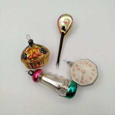 Набор из 4 винтажных ёлочных игрушек ("Фонарь", "Лукошко", "Часы", "Мандолина", стекло, краска, металл, СССР, 1950-1980 гг.
