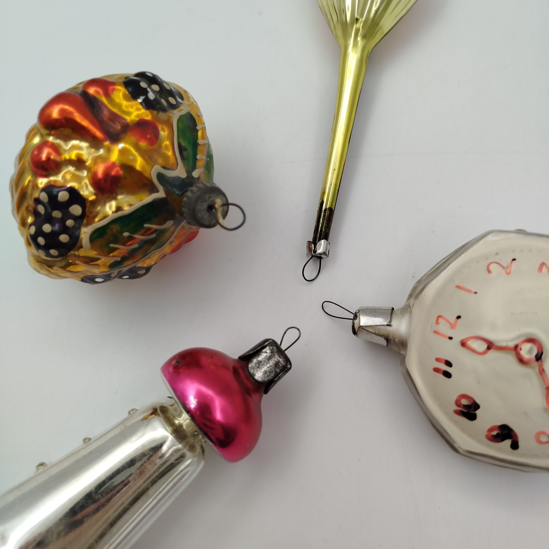 Набор из 4 винтажных ёлочных игрушек ("Фонарь", "Лукошко", "Часы", "Мандолина", стекло, краска, металл, СССР, 1950-1980 гг.