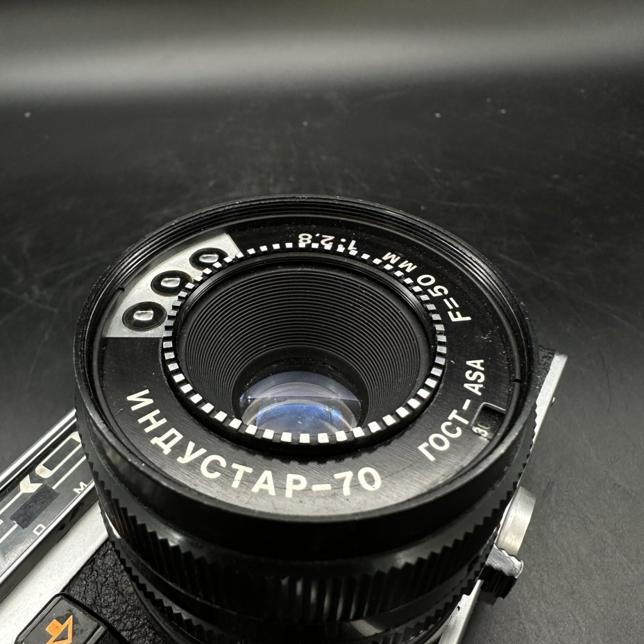 Фотоаппарат (нерабочий) "Сокол автомат" с объективом "Индустар-70" F=50 мм, 1:2,8, ЛОМО (Ленинградское оптико-механическое объединение)