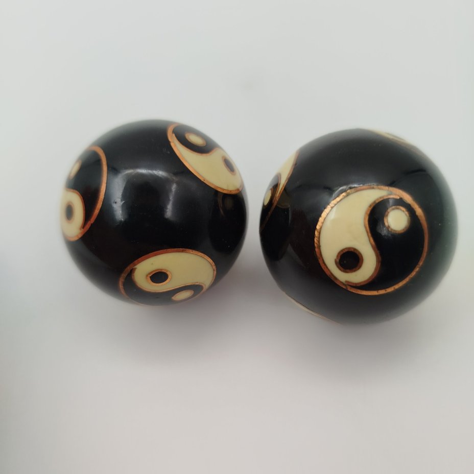 Шары для медитации (шары Баодин) с символикой Инь-Янь в оригинальном кофре, металл, картон, текстиль, Китай, 1970-1990 гг.