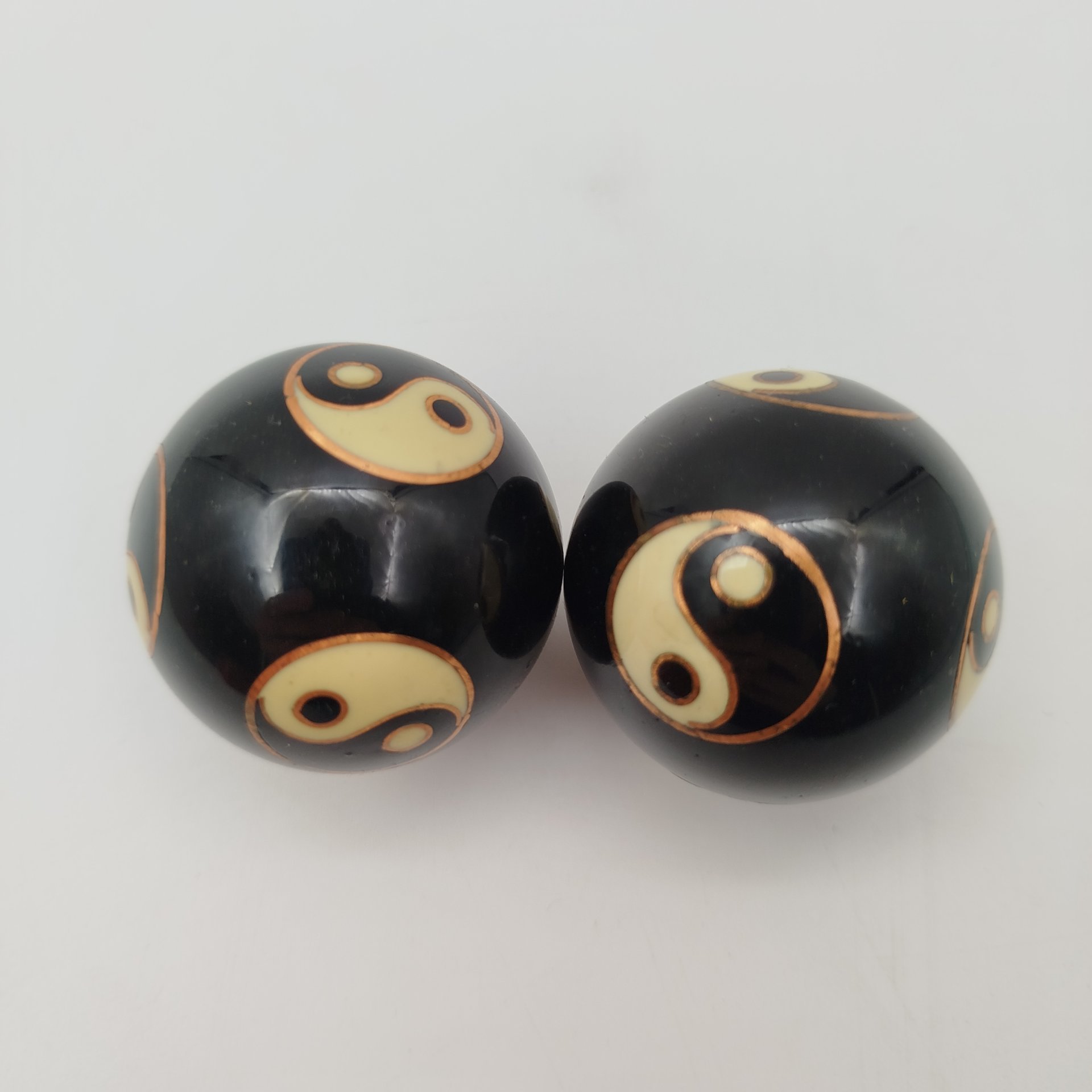 Шары для медитации (шары Баодин) с символикой Инь-Янь в оригинальном кофре, металл, картон, текстиль, Китай, 1970-1990 гг.