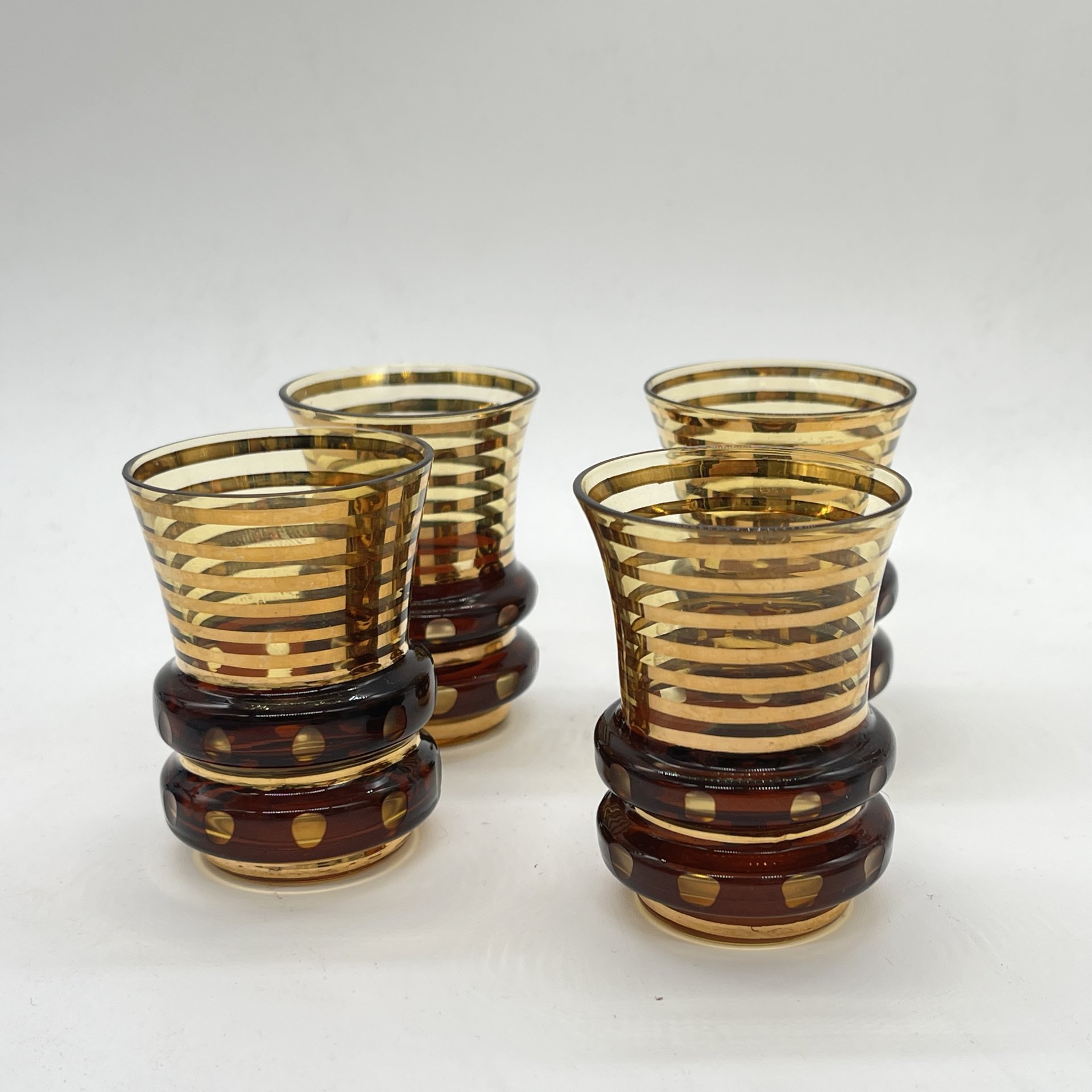 Набор из 4 стопок в медовом оттенке с декором в виде золотых полос, цветное стекло, золочение, Bohemia Crystal (Bohemia Glass), Чехословакия, 1960-1980 гг.