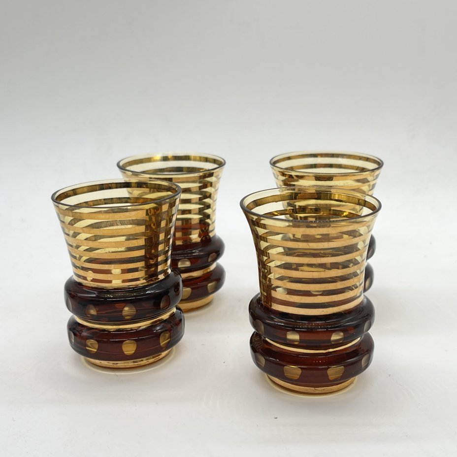 Набор из 4 стопок в медовом оттенке с декором в виде золотых полос, цветное стекло, золочение, Bohemia Crystal (Bohemia Glass), Чехословакия, 1960-1980 гг.