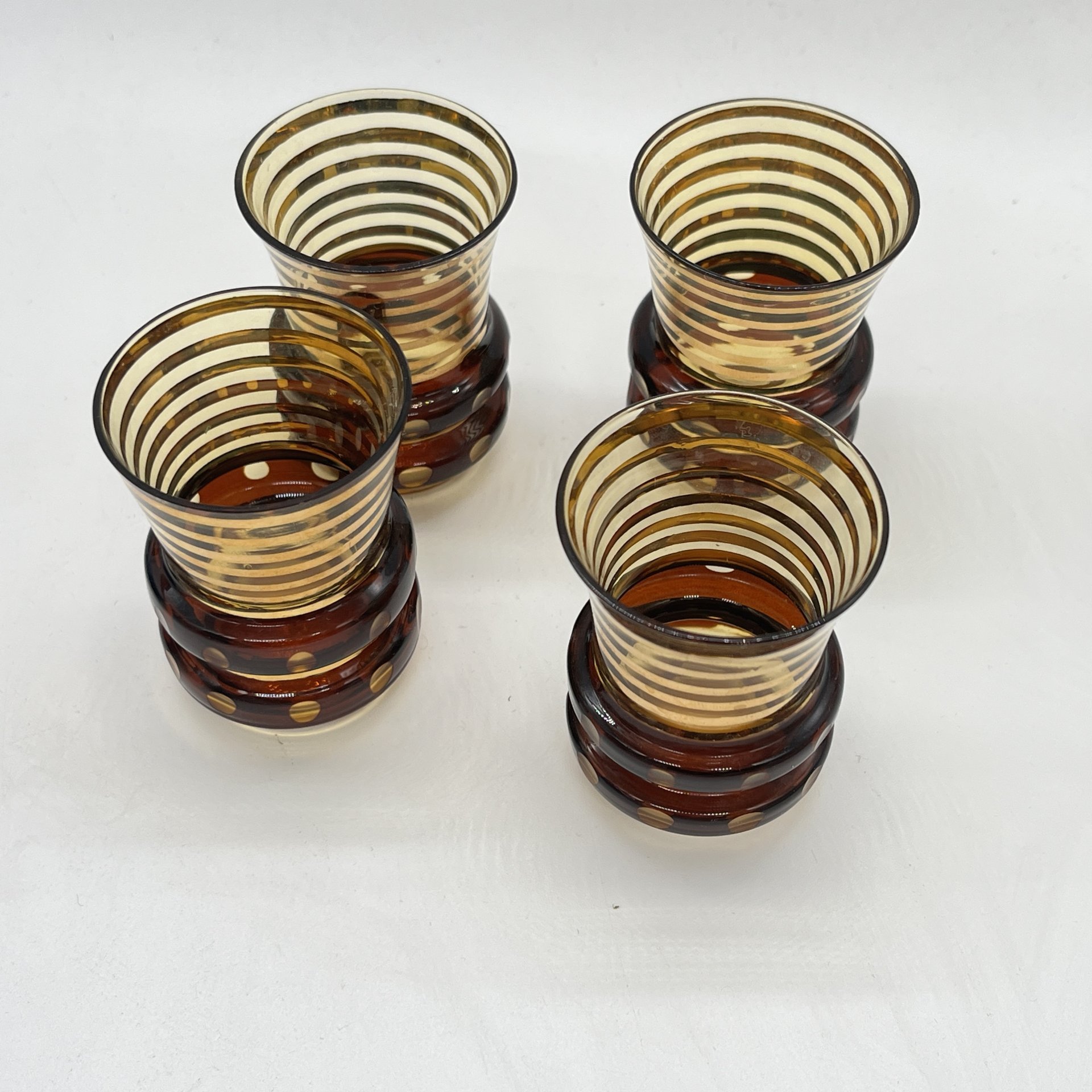 Набор из 4 стопок в медовом оттенке с декором в виде золотых полос, цветное стекло, золочение, Bohemia Crystal (Bohemia Glass), Чехословакия, 1960-1980 гг.
