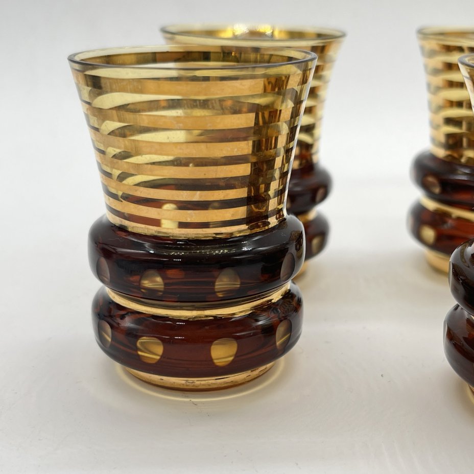 Набор из 4 стопок в медовом оттенке с декором в виде золотых полос, цветное стекло, золочение, Bohemia Crystal (Bohemia Glass), Чехословакия, 1960-1980 гг.