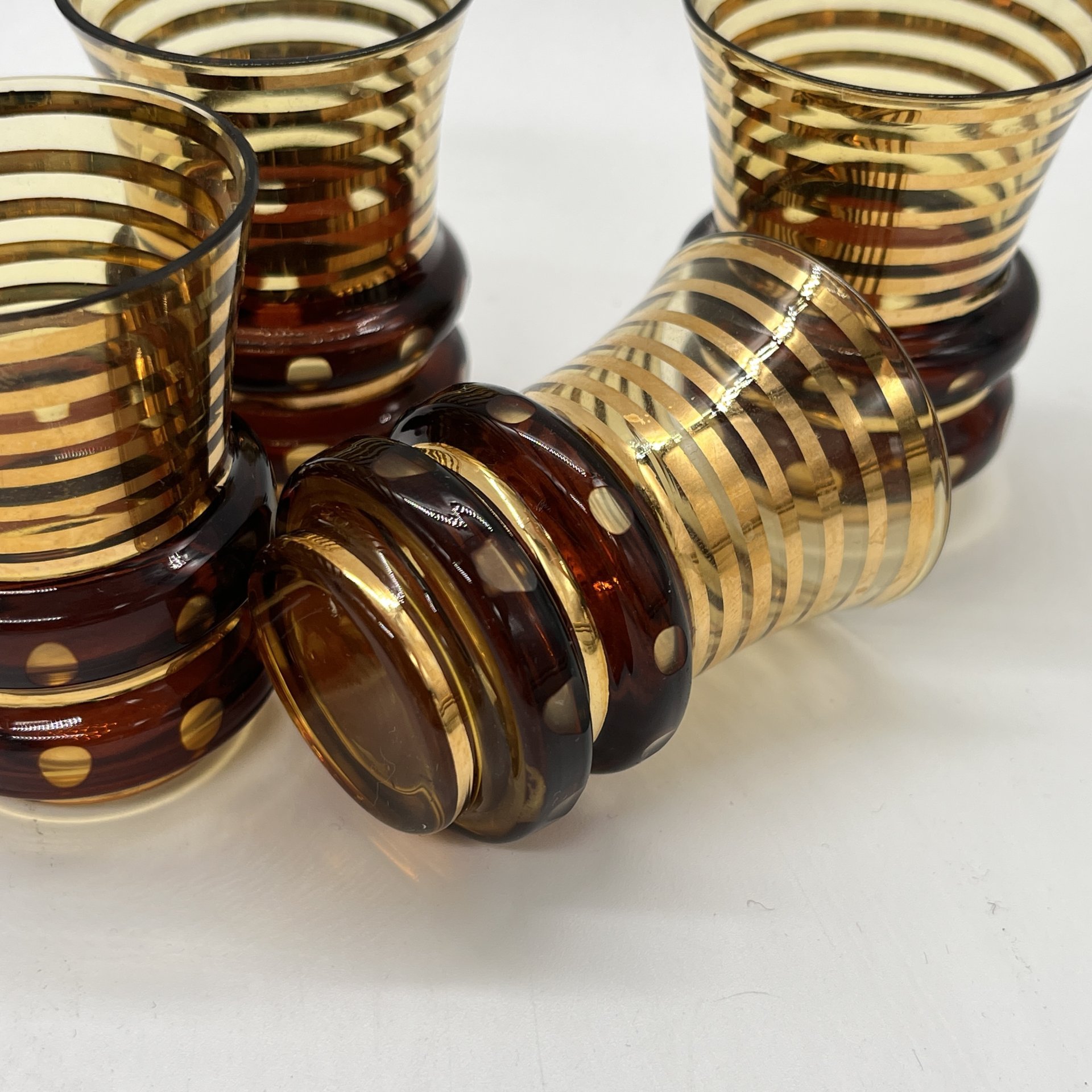 Набор из 4 стопок в медовом оттенке с декором в виде золотых полос, цветное стекло, золочение, Bohemia Crystal (Bohemia Glass), Чехословакия, 1960-1980 гг.