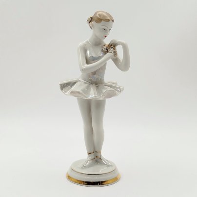Статуэтка "Балерина с цветком", скульптор О. С. Артамонова, фарфор, роспись, люстр, золочение, Дмитровский фарфоровый завод (ДФЗ Вербилки), СССР, 1954-1965 гг.