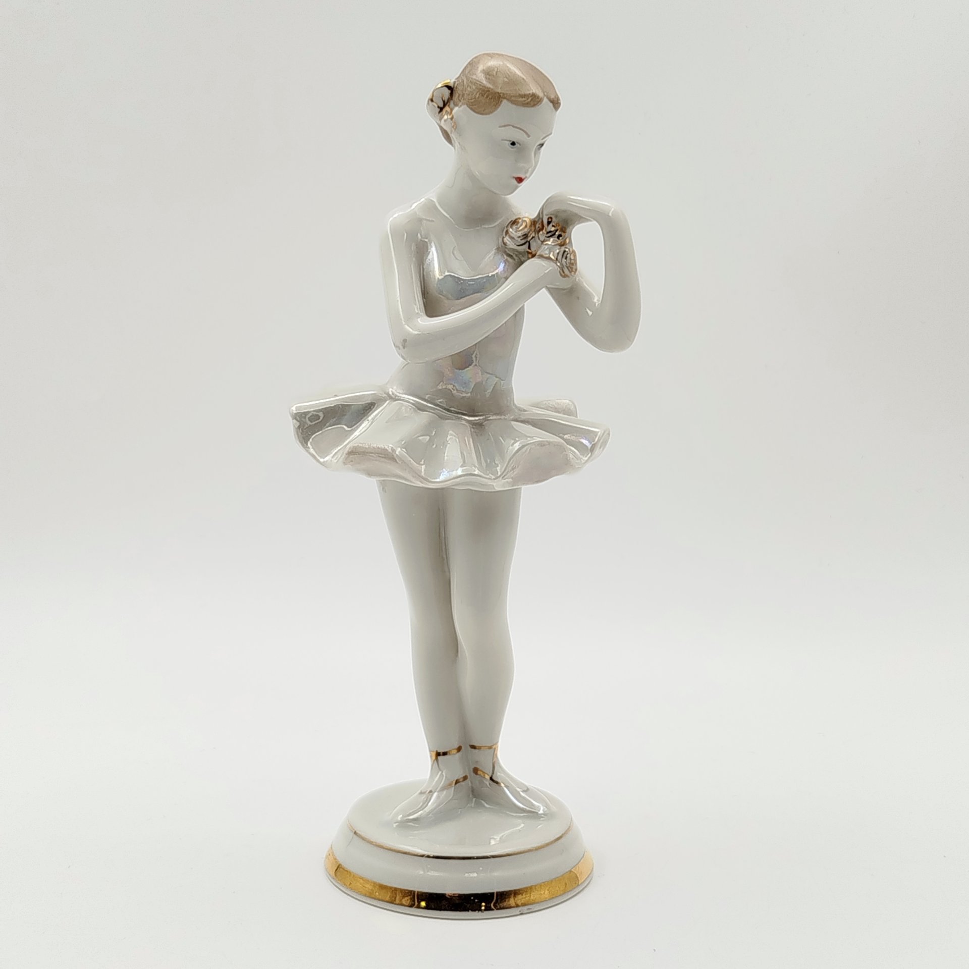 Статуэтка "Балерина с цветком", скульптор О. С. Артамонова, фарфор, роспись, люстр, золочение, Дмитровский фарфоровый завод (ДФЗ Вербилки), СССР, 1954-1965 гг.