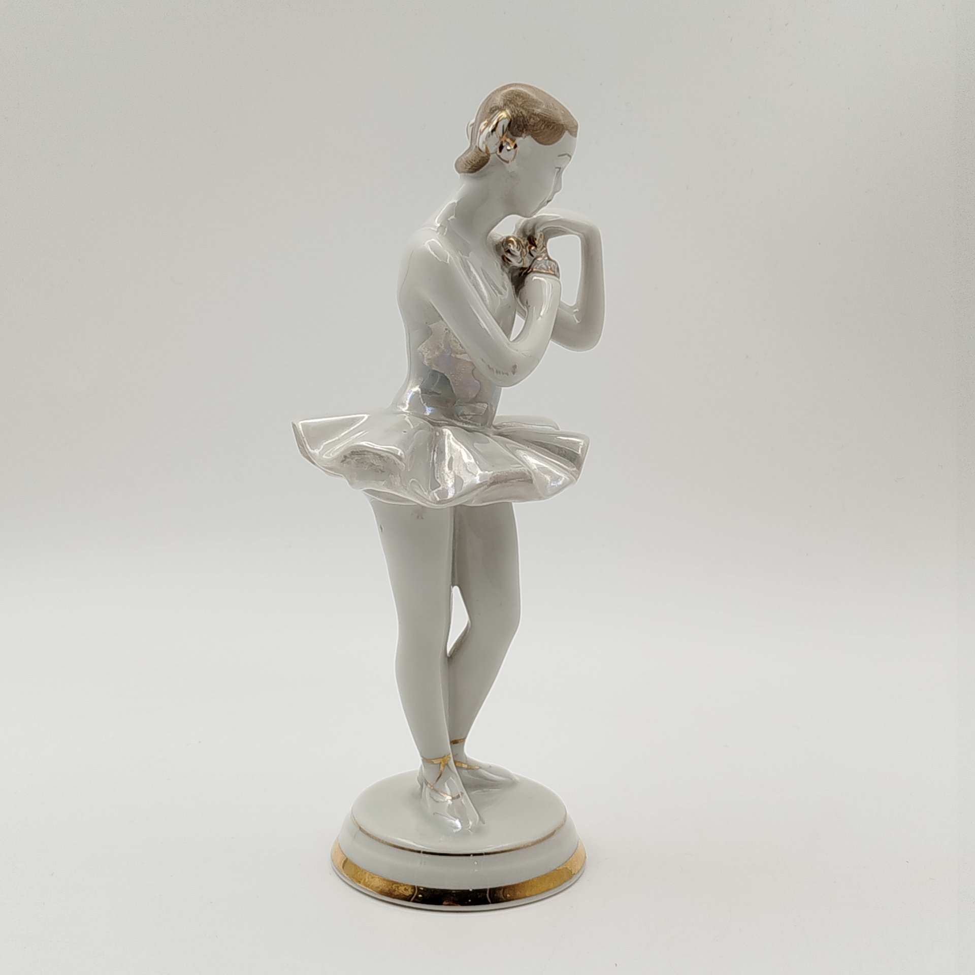 Статуэтка "Балерина с цветком", скульптор О. С. Артамонова, фарфор, роспись, люстр, золочение, Дмитровский фарфоровый завод (ДФЗ Вербилки), СССР, 1954-1965 гг.