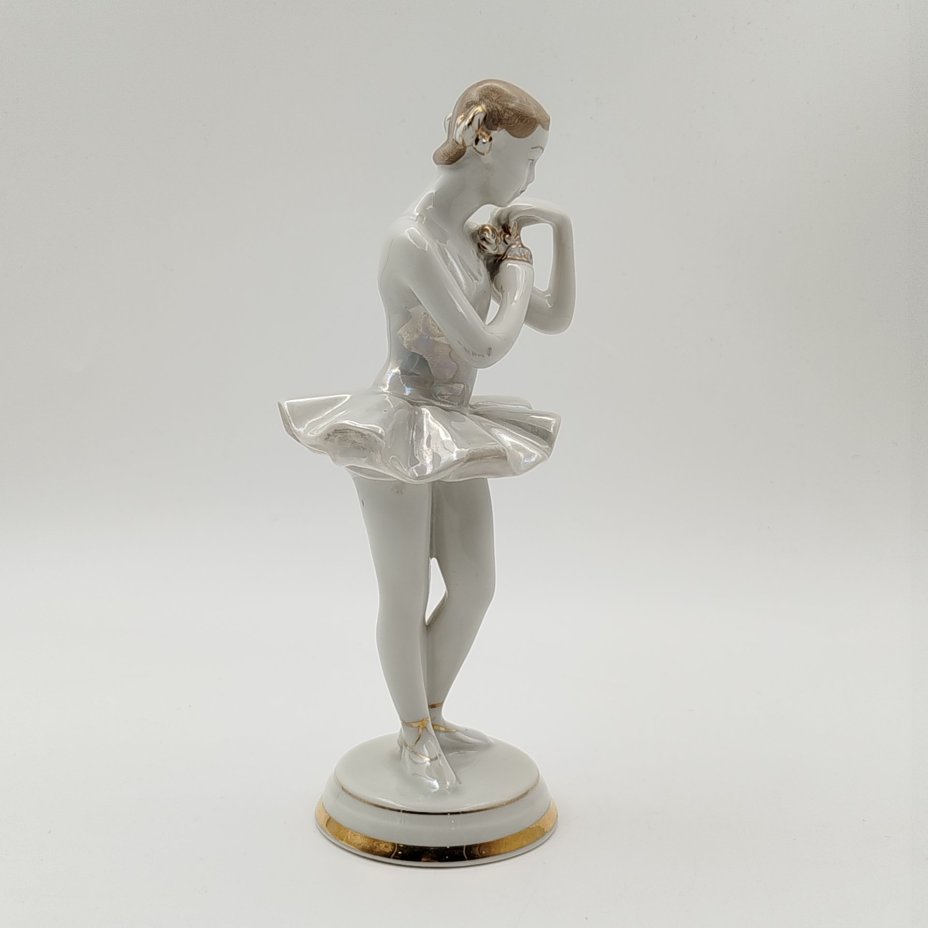 Статуэтка "Балерина с цветком", скульптор О. С. Артамонова