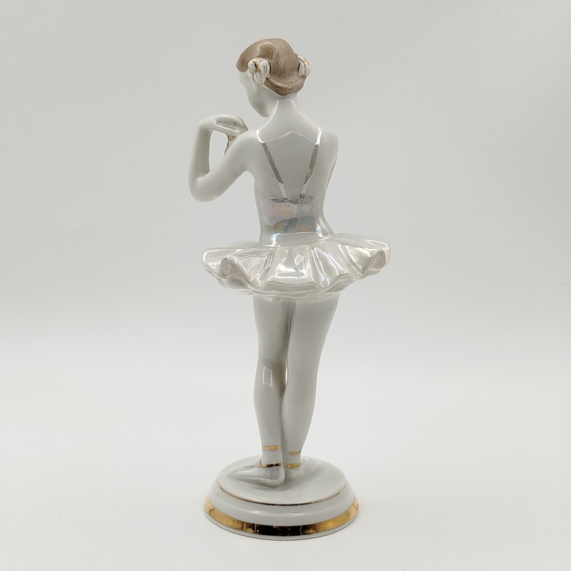 Статуэтка "Балерина с цветком", скульптор О. С. Артамонова, фарфор, роспись, люстр, золочение, Дмитровский фарфоровый завод (ДФЗ Вербилки), СССР, 1954-1965 гг.