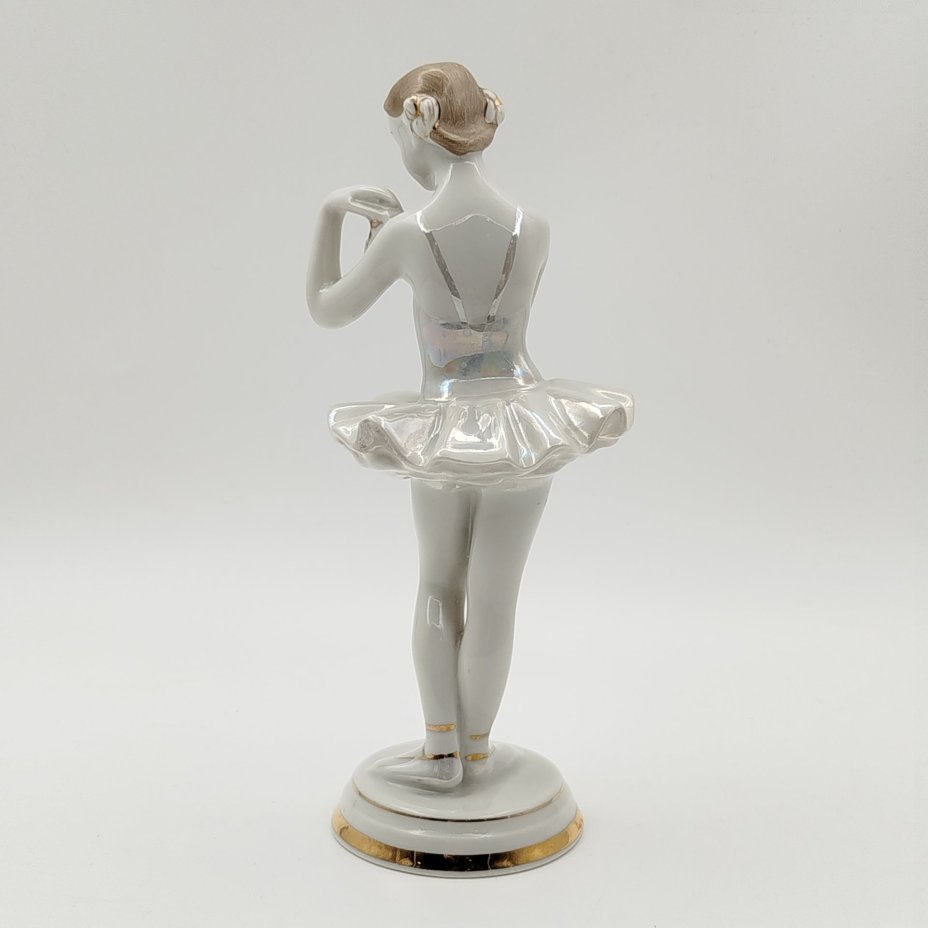 Статуэтка "Балерина с цветком", скульптор О. С. Артамонова