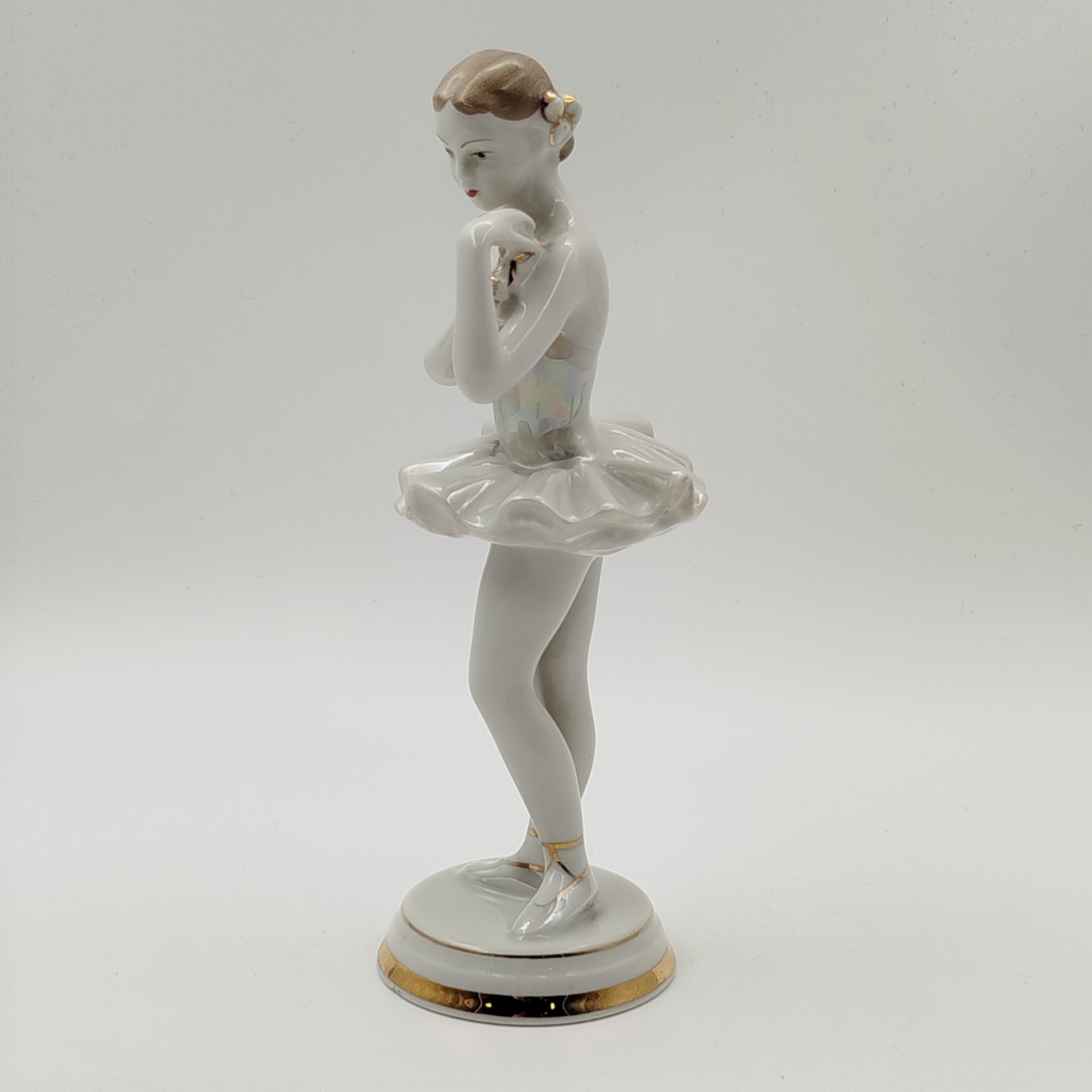 Статуэтка "Балерина с цветком", скульптор О. С. Артамонова, фарфор, роспись, люстр, золочение, Дмитровский фарфоровый завод (ДФЗ Вербилки), СССР, 1954-1965 гг.