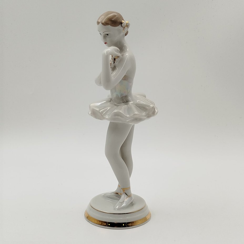Статуэтка "Балерина с цветком", скульптор О. С. Артамонова