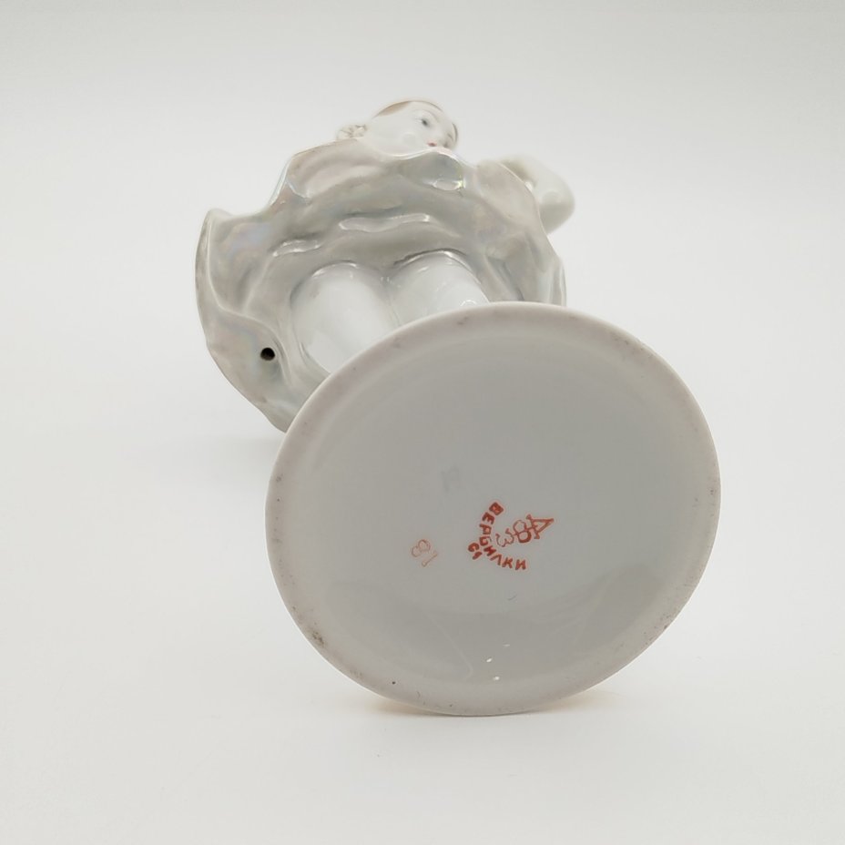 Статуэтка "Балерина с цветком", скульптор О. С. Артамонова