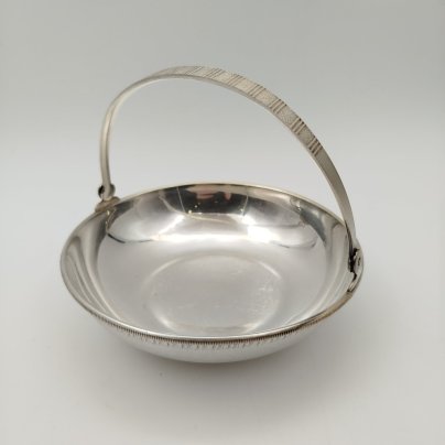 Орешница с растительным декором по борту, мельхиор (медь-никель), Московский завод ювелирных и металлических изделий (МЮЗ), СССР, 1970-1990 гг.