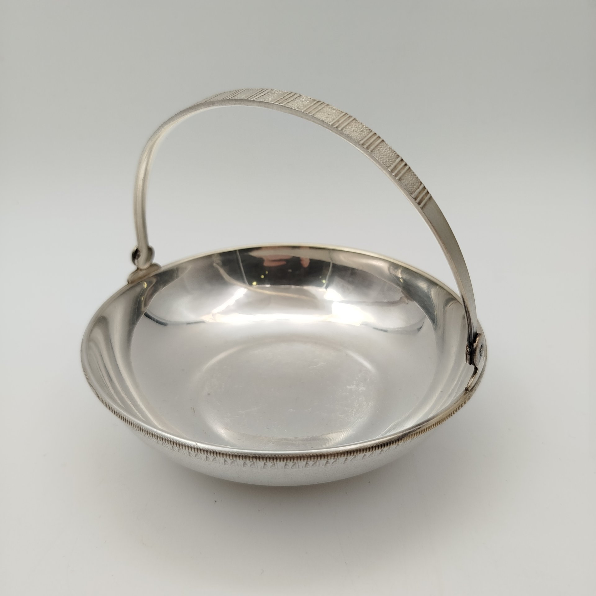 Орешница с растительным декором по борту, мельхиор (медь-никель), Московский завод ювелирных и металлических изделий (МЮЗ), СССР, 1970-1990 гг.