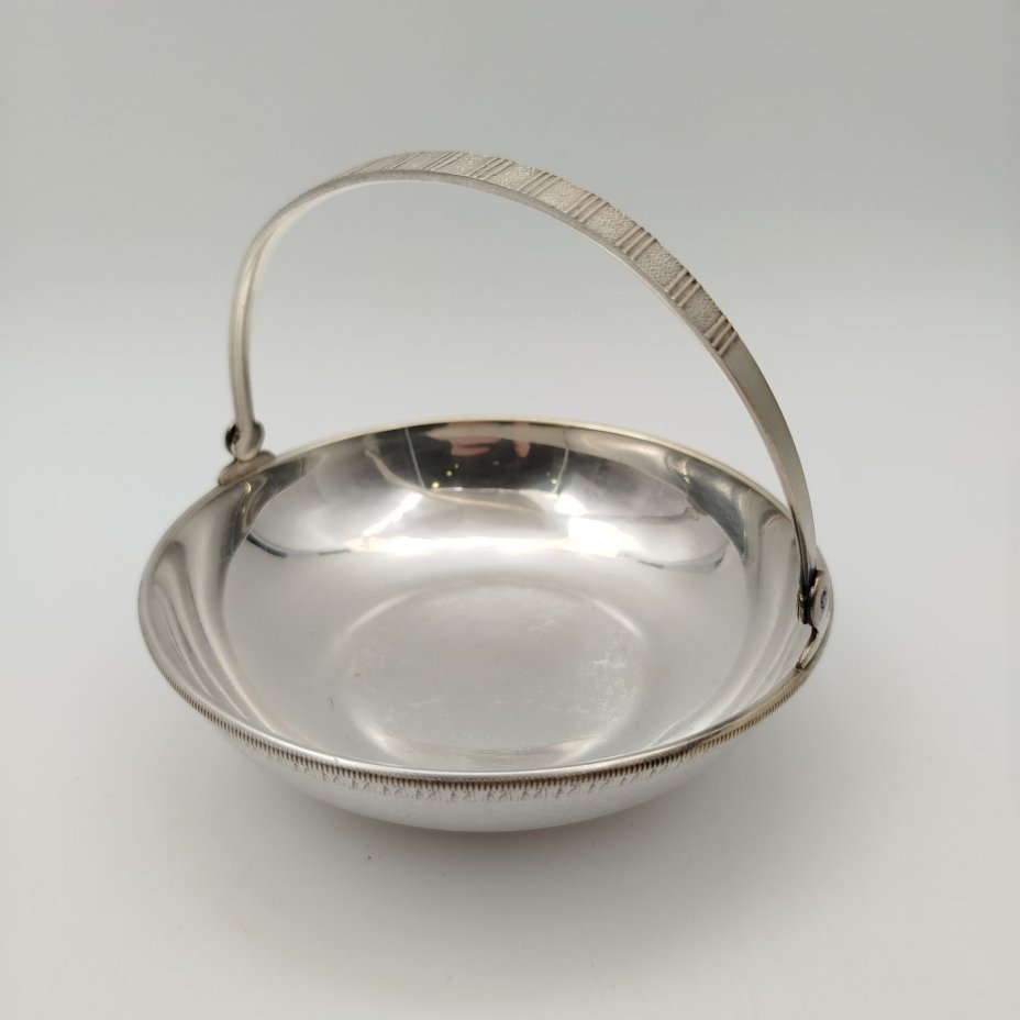 Орешница с растительным декором по борту, мельхиор (медь-никель), Московский завод ювелирных и металлических изделий (МЮЗ), СССР, 1970-1990 гг.