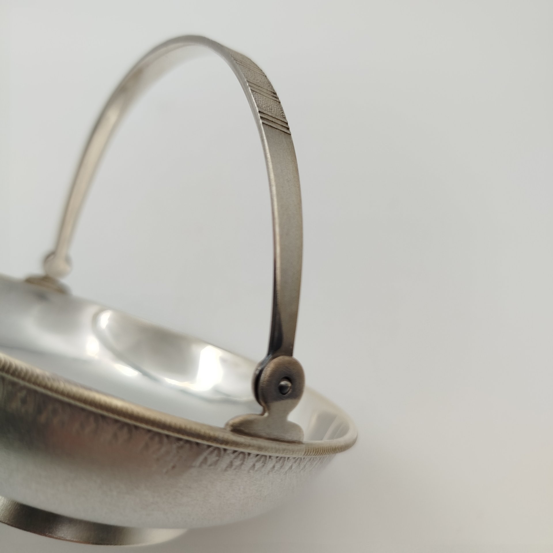 Орешница с растительным декором по борту, мельхиор (медь-никель), Московский завод ювелирных и металлических изделий (МЮЗ), СССР, 1970-1990 гг.