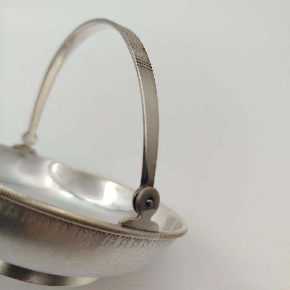 Орешница с растительным декором по борту, мельхиор (медь-никель), Московский завод ювелирных и металлических изделий (МЮЗ), СССР, 1970-1990 гг.