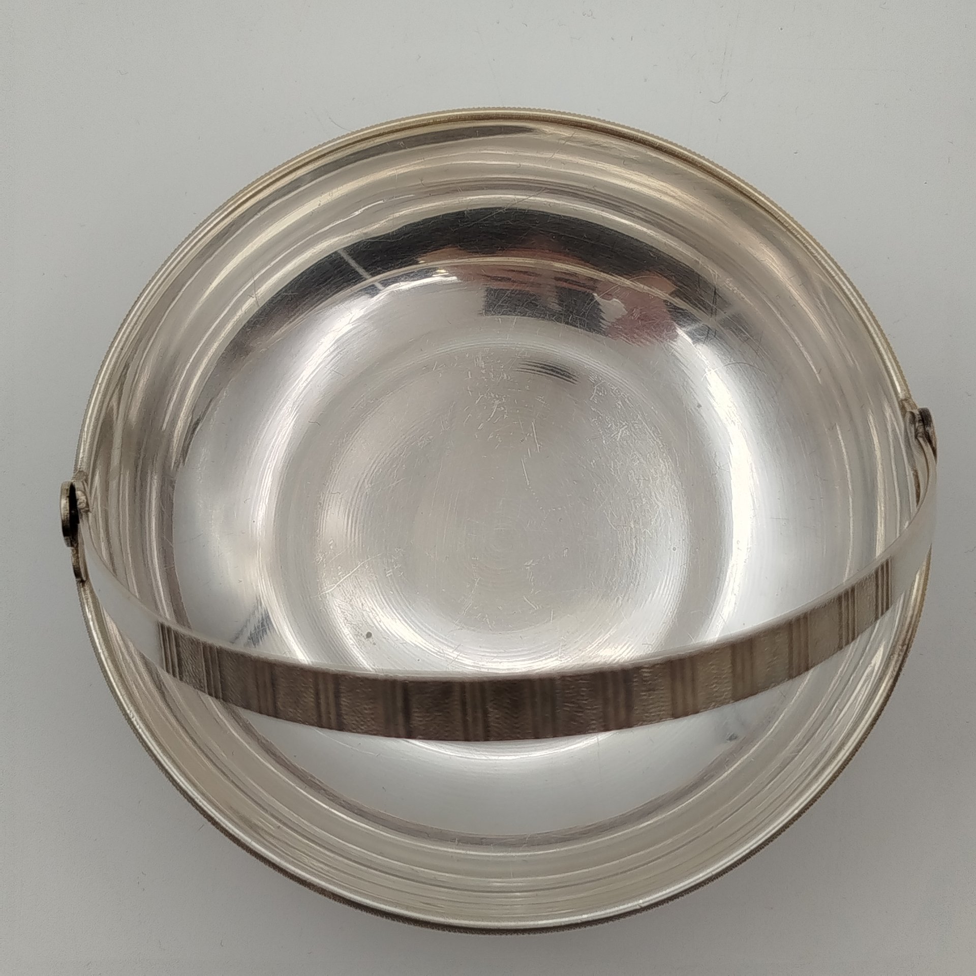 Орешница с растительным декором по борту, мельхиор (медь-никель), Московский завод ювелирных и металлических изделий (МЮЗ), СССР, 1970-1990 гг.