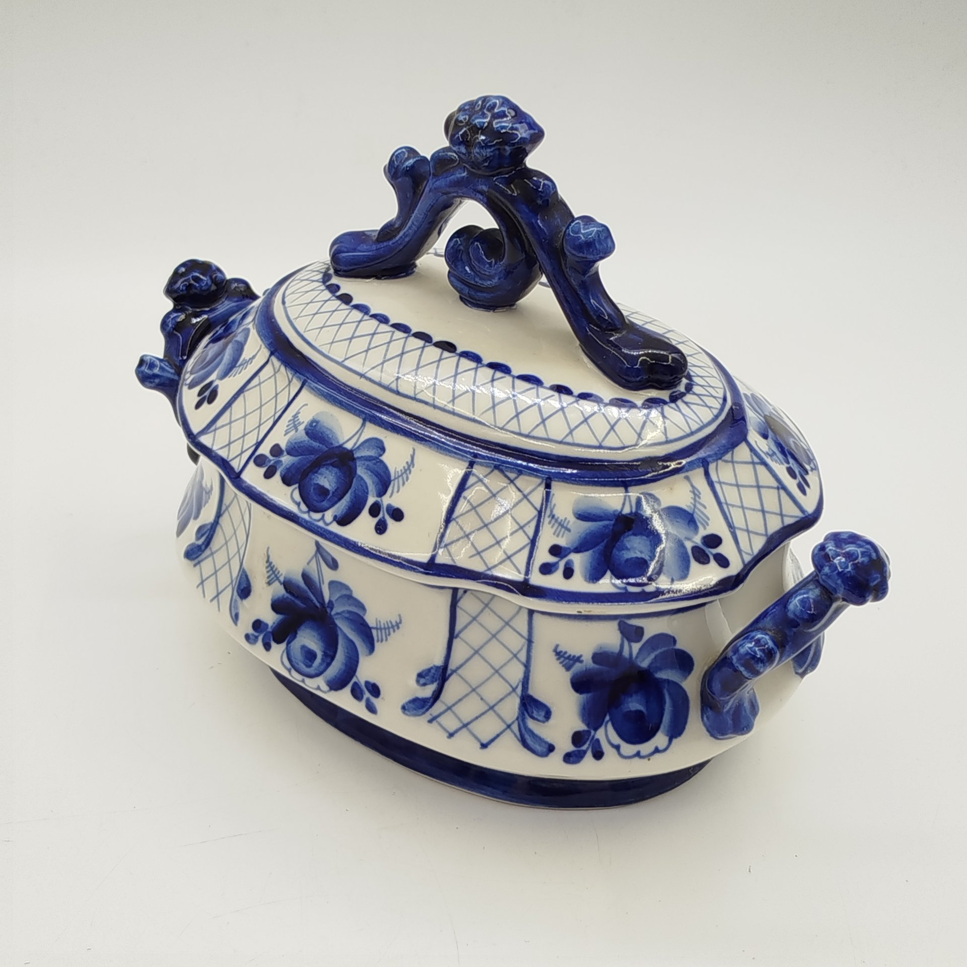 Сахарница (конфетница) овальной формы, фарфор, роспись, Объединение «Гжель», СССР, 1986-1991 гг.