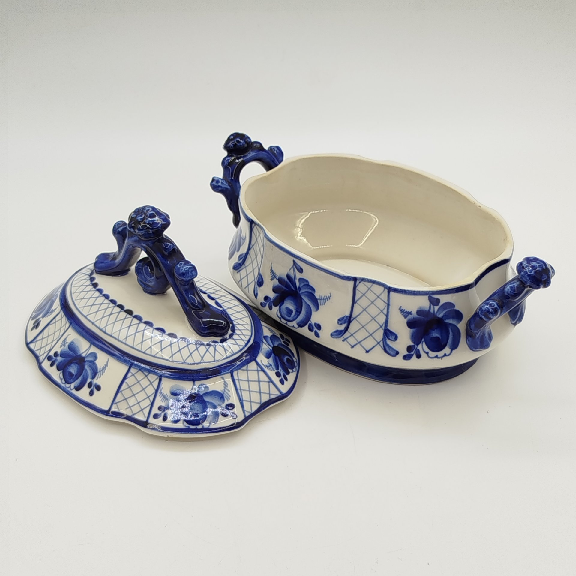 Сахарница (конфетница) овальной формы, фарфор, роспись, Объединение «Гжель», СССР, 1986-1991 гг.