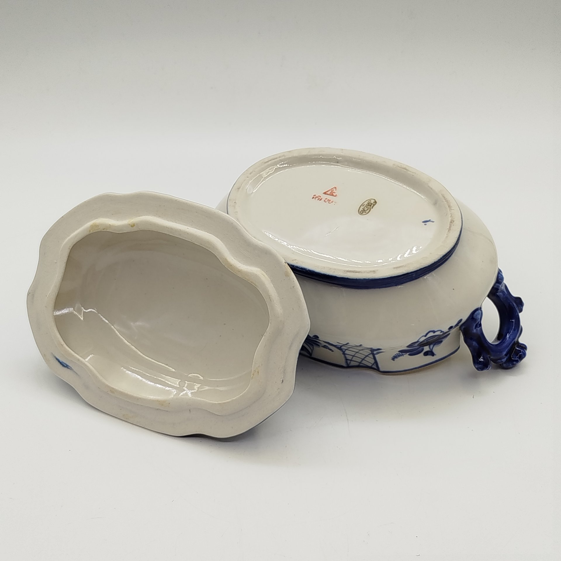 Сахарница (конфетница) овальной формы, фарфор, роспись, Объединение «Гжель», СССР, 1986-1991 гг.