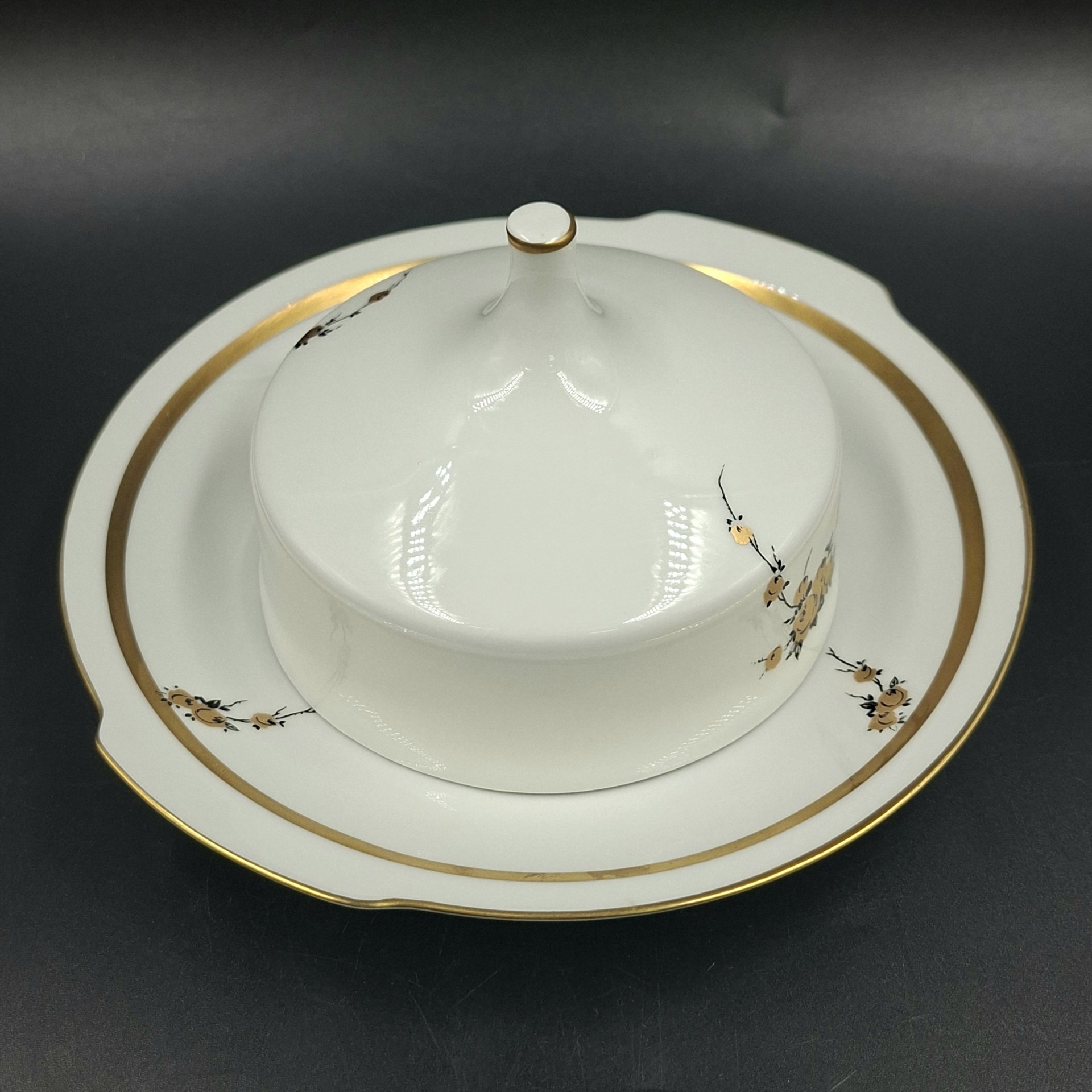 Маслёнка с цветочным декором золотистого цвета, фарфор, деколь, золочение, Graf Von Henneberg Porzellan, 1777 Jlmenau, ГДР, 1973-1977 гг.