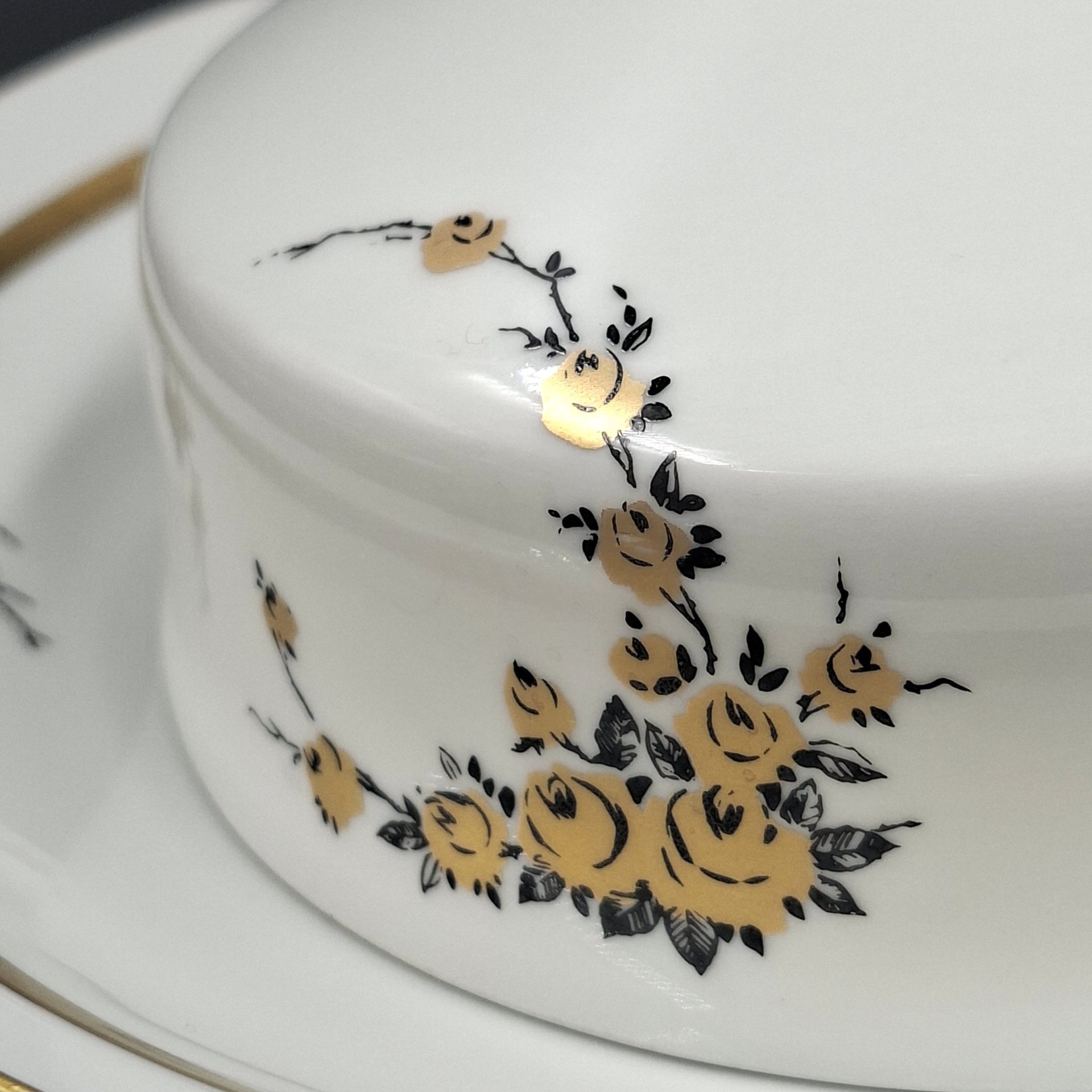 Маслёнка с цветочным декором золотистого цвета, фарфор, деколь, золочение, Graf Von Henneberg Porzellan, 1777 Jlmenau, ГДР, 1973-1977 гг.