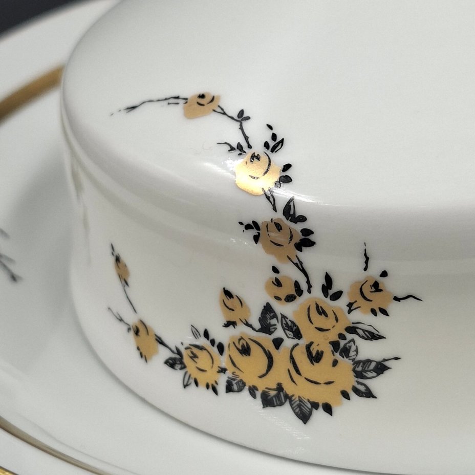 Маслёнка с цветочным декором золотистого цвета, фарфор, деколь, золочение, Graf Von Henneberg Porzellan, 1777 Jlmenau, ГДР, 1973-1977 гг.