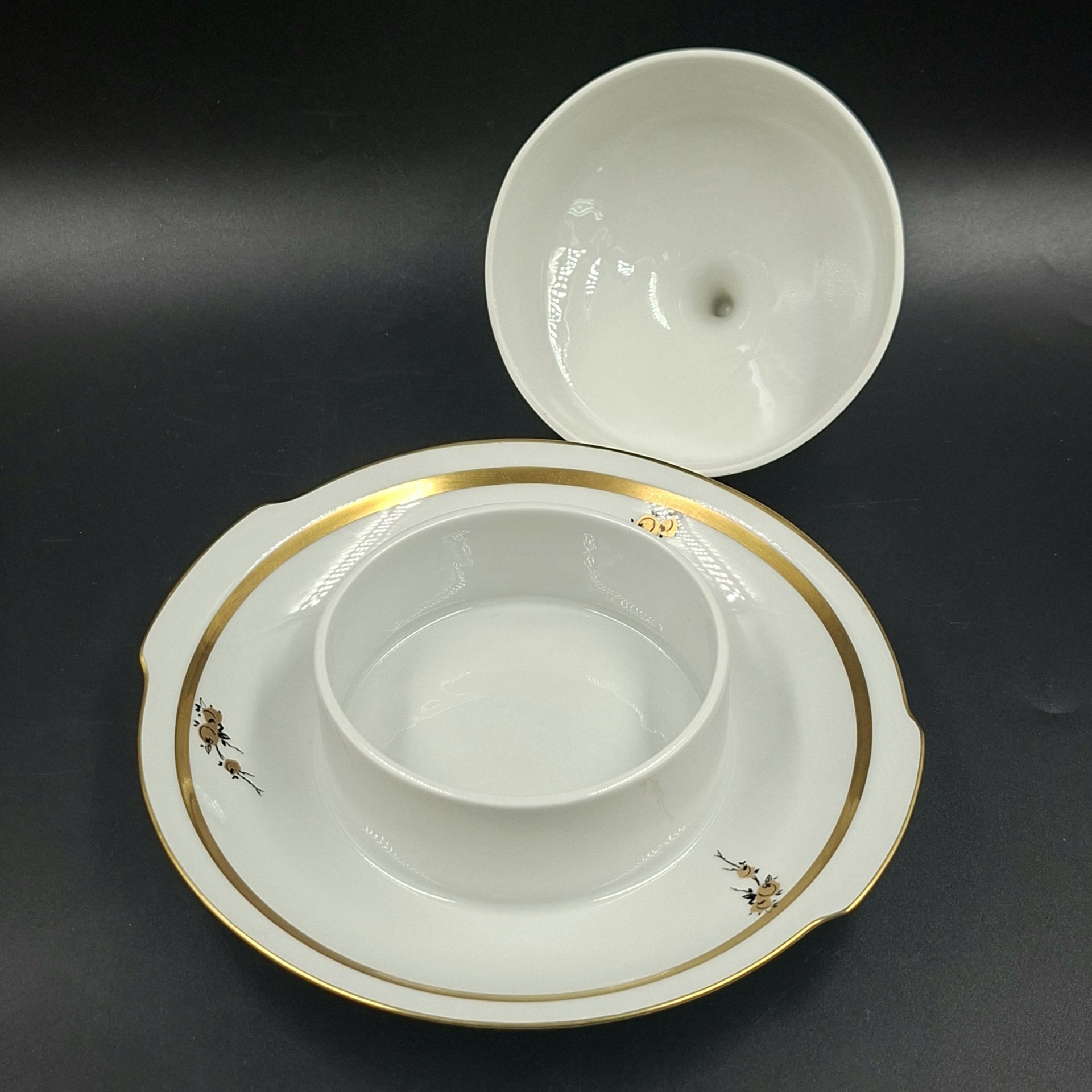 Маслёнка с цветочным декором золотистого цвета, фарфор, деколь, золочение, Graf Von Henneberg Porzellan, 1777 Jlmenau, ГДР, 1973-1977 гг.