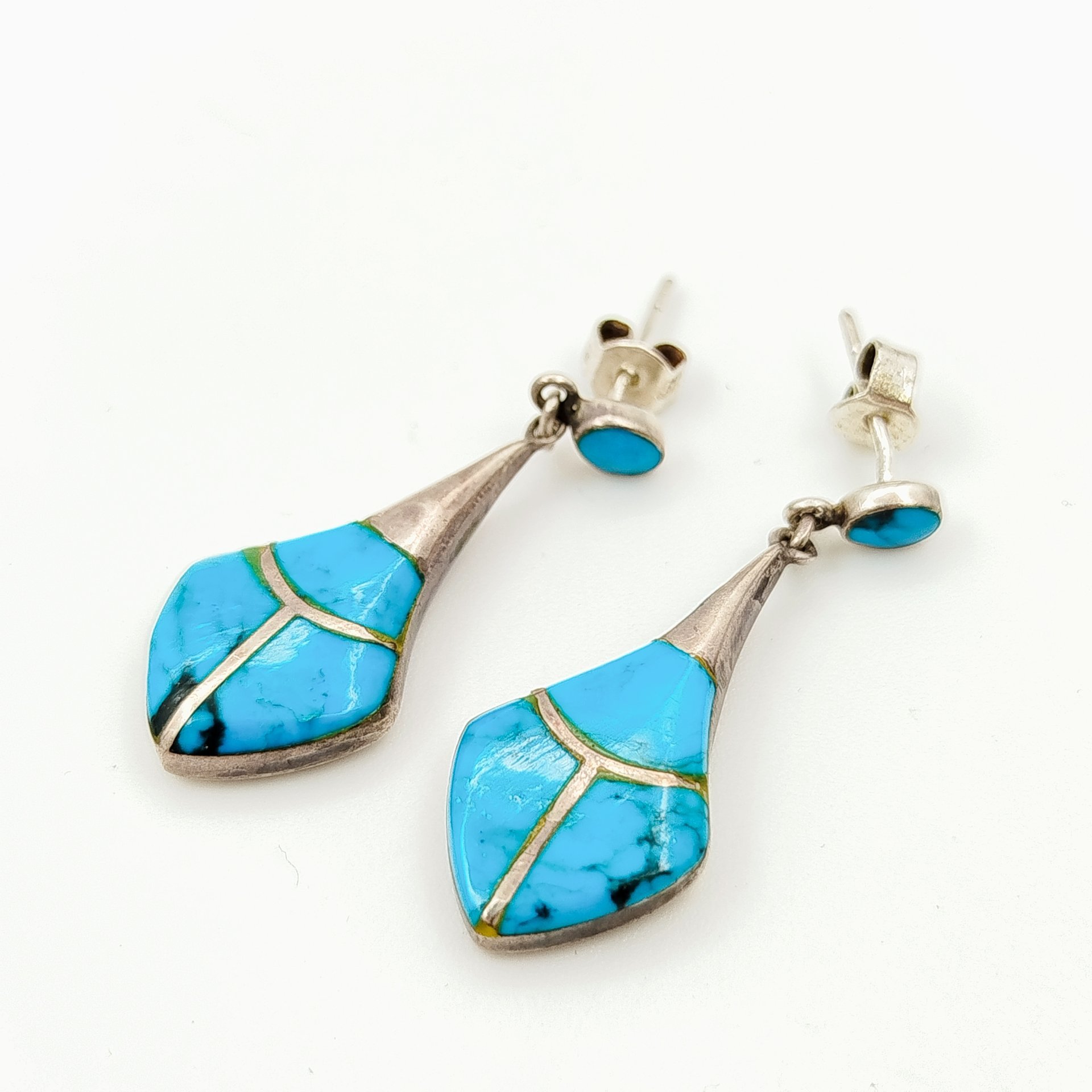 Серьги со вставками бирюзового цвета